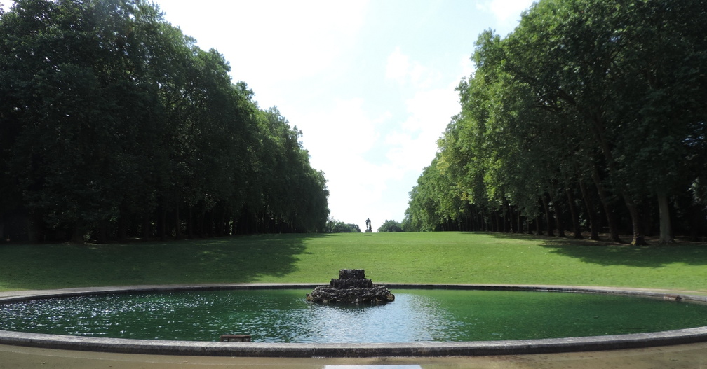 Fountain in front of Statue