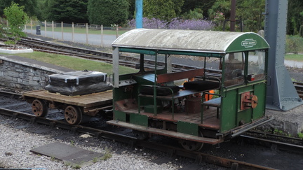 Maintenance vehicle