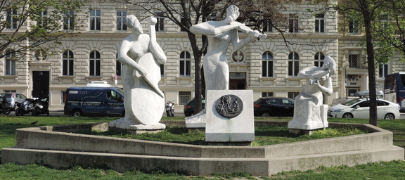 Musical statues