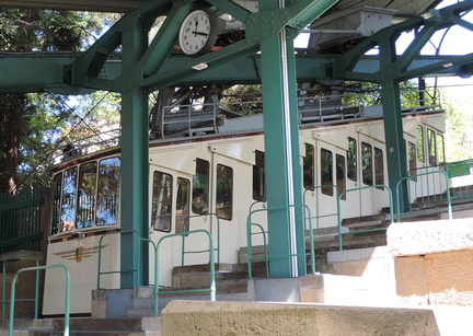 Schwebebahn arriving