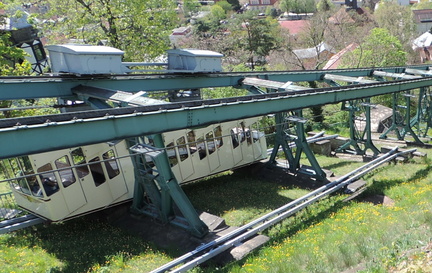 Schwebebahn descending