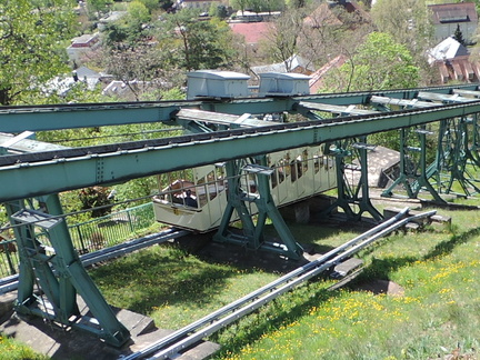 Schwebebahn descending