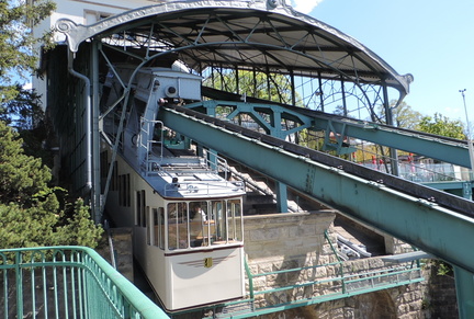 Schwebebahn arriving