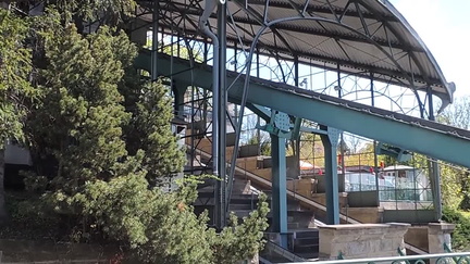 Schwebebahn descending