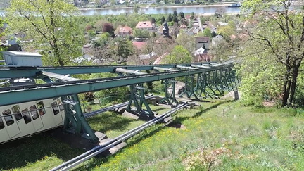 Schwebebahn descending
