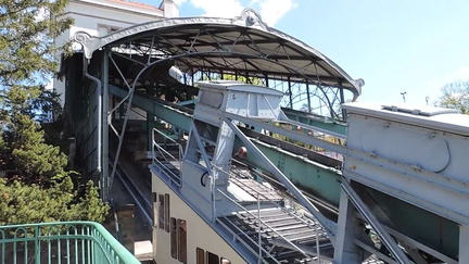 Schwebebahn arriving