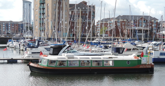Cruise boat