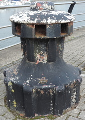 Mooring post