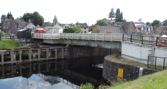 Swing bridge