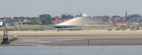 Saucer-shaped building