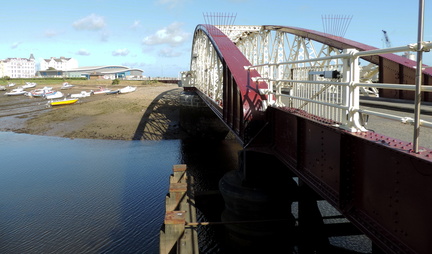 Swing bridge