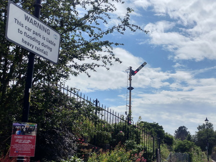 Signal post