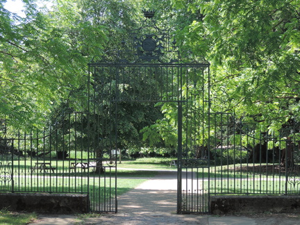 Gate