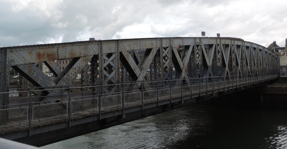 Swing bridge