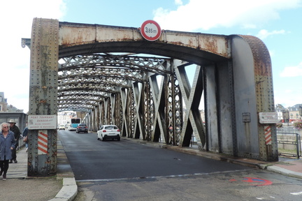 Swing bridge