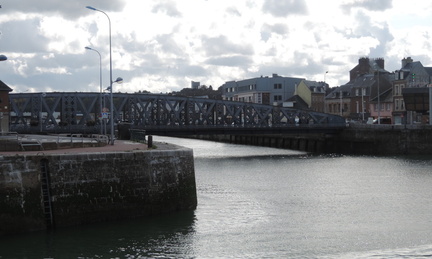Swing bridge