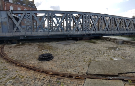 Swing bridge