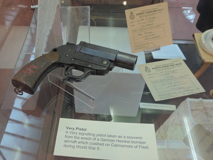 Signalling pistol