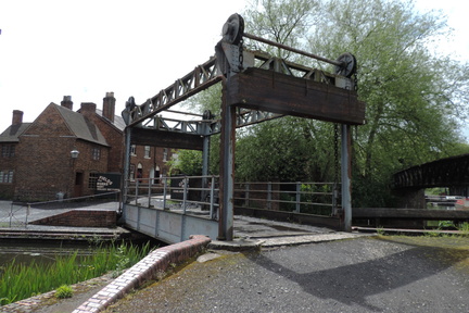 Lifting bridge