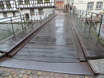 Swing bridge