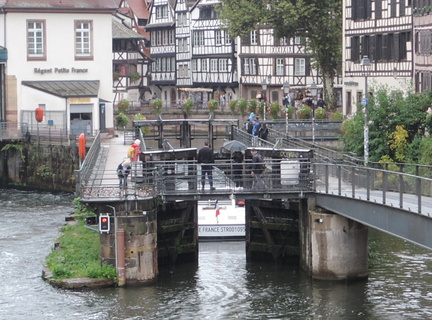 Lock gates