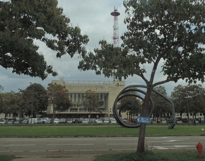 Building and sculpture
