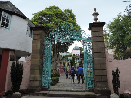 Gate