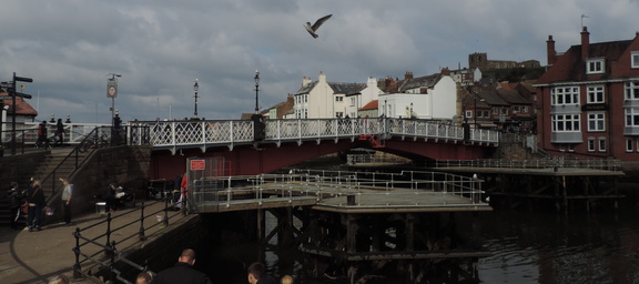Swing bridge